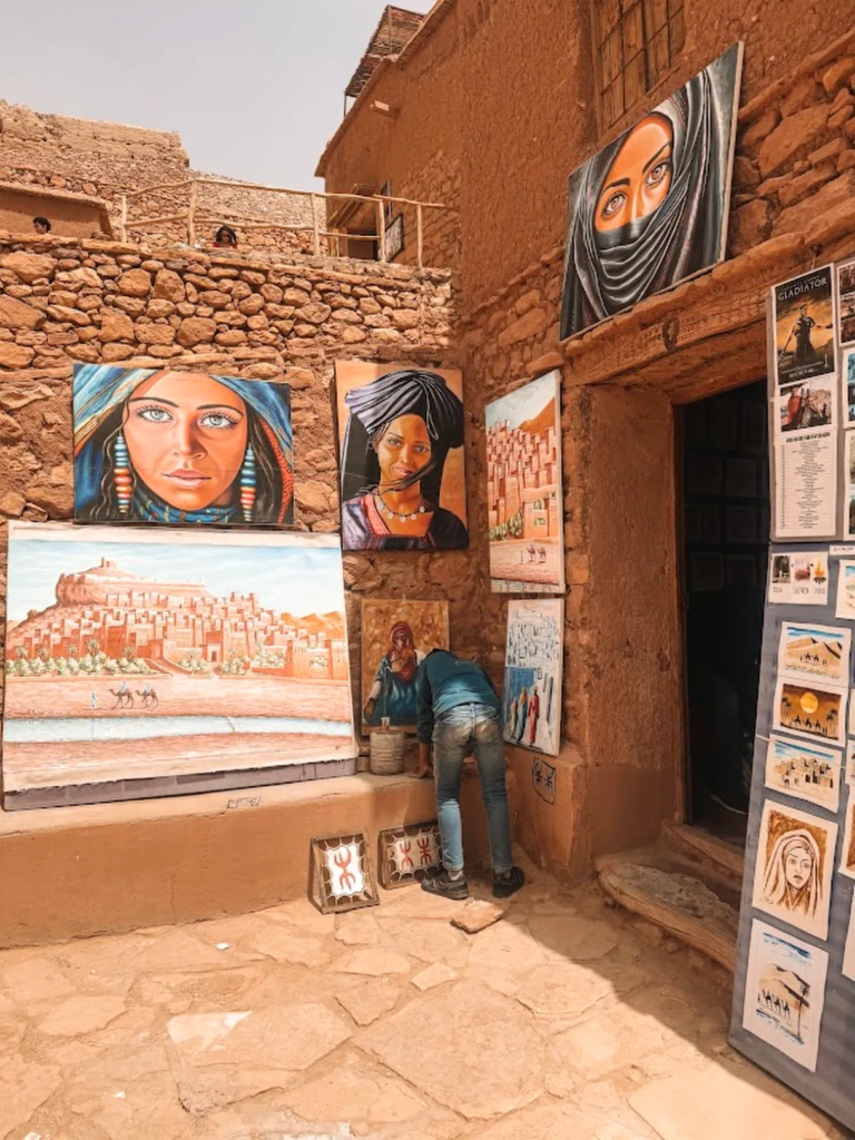 Geskilderde kuns in 'n winkel by Ait Benhaddou