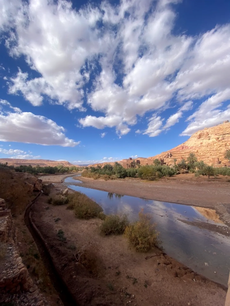 Ait Benhaddou-kasbah oorkant die rivier