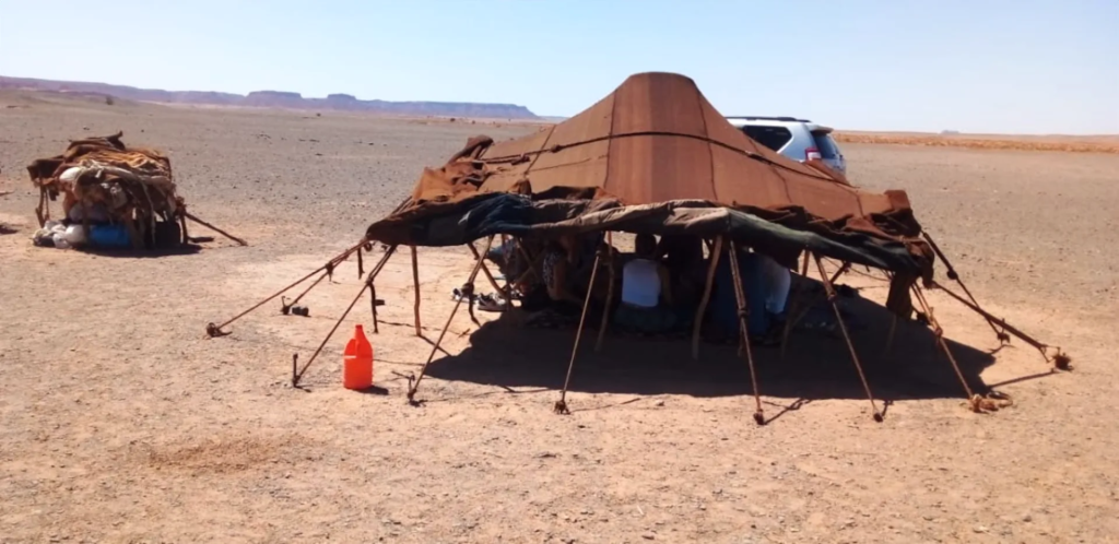 Tenda nomaden di gurun dekat Merzouga