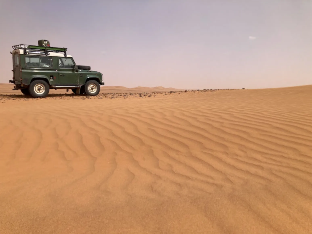 Land Rover í utanvegaferð um eyðimörkina